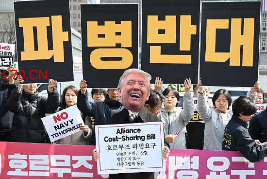 3月15日，在美国驻首尔大使馆前，抗议者反对特朗普向霍尔木兹海峡派遣军舰